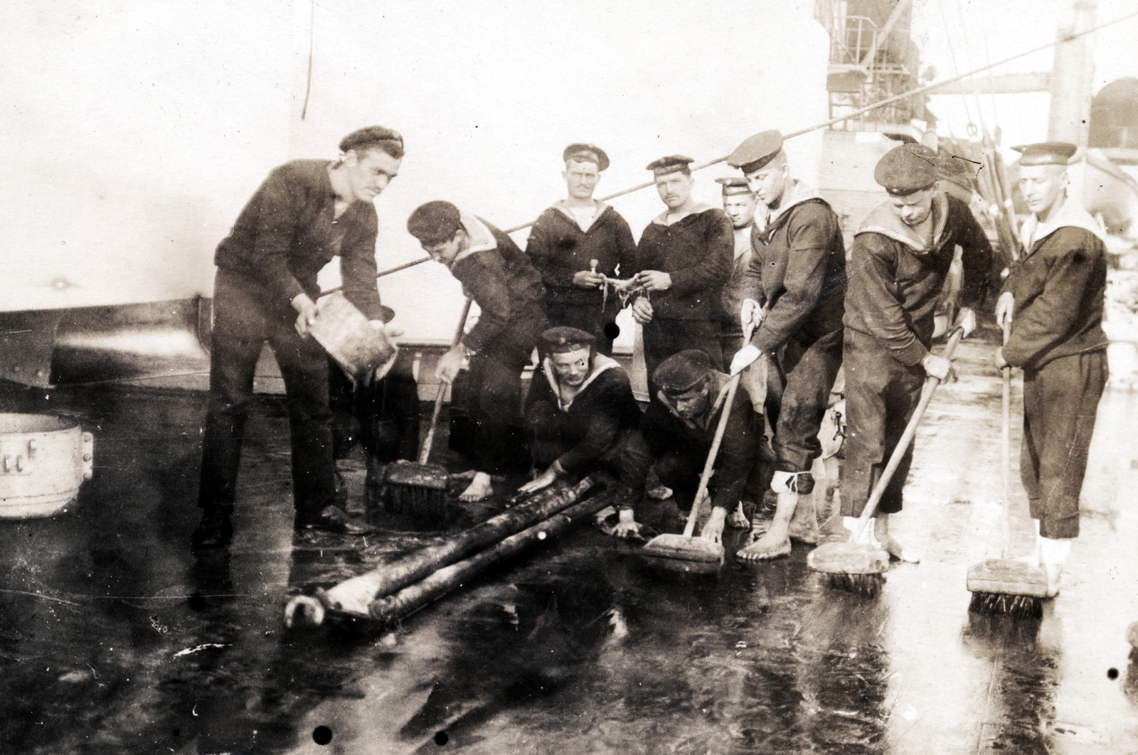 Croatia,Adriatic Sea, matrózok az Osztrák-Magyar Monarchia haditengerészetének hadihajóján., 1916, Tarbay Júlia, warship, cleaning, Navy, deck washing, Fortepan #151801