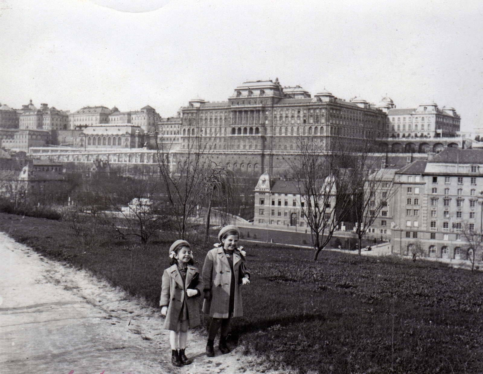 Hungary, Tabán, Budapest I., Királyi Palota (később Budavári Palota) a Naphegyről nézve, jobbra a Bethlen-udvar épülete., 1940, Bozzai András, Budapest, girls, Fortepan #151811