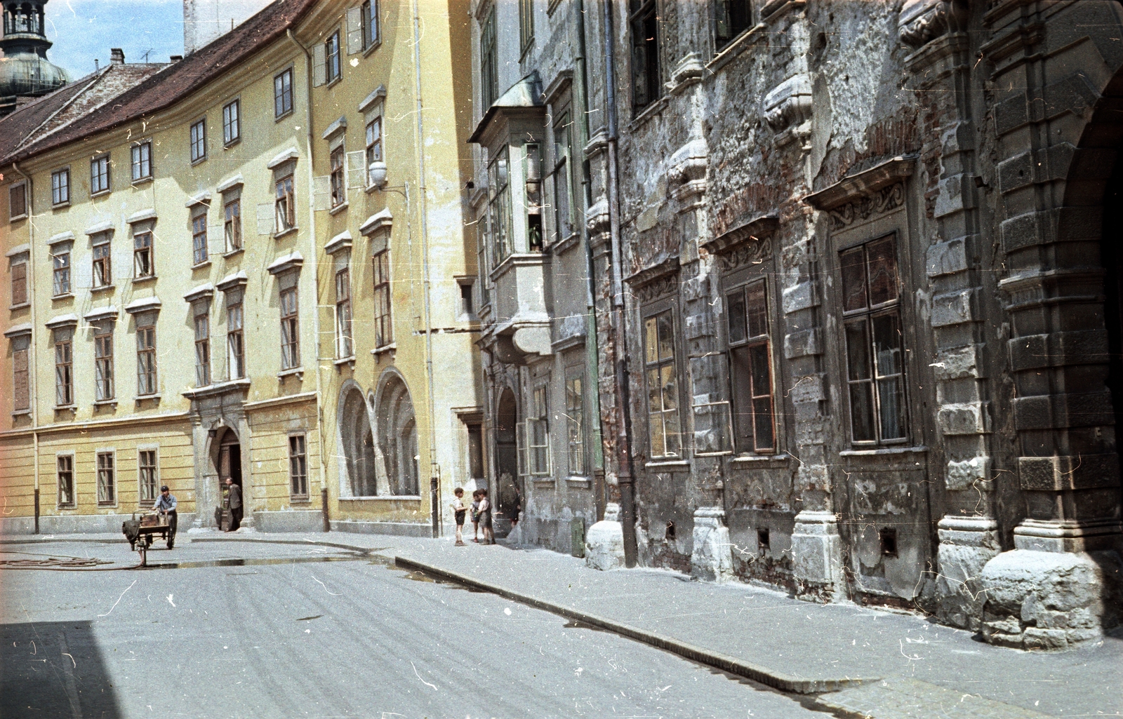 Hungary, Sopron, Szent György utca a Fő (Beloiannisz) tér felé nézve, balra fent a Tűztorony látszik., 1963, Ebner, colorful, Fortepan #151817