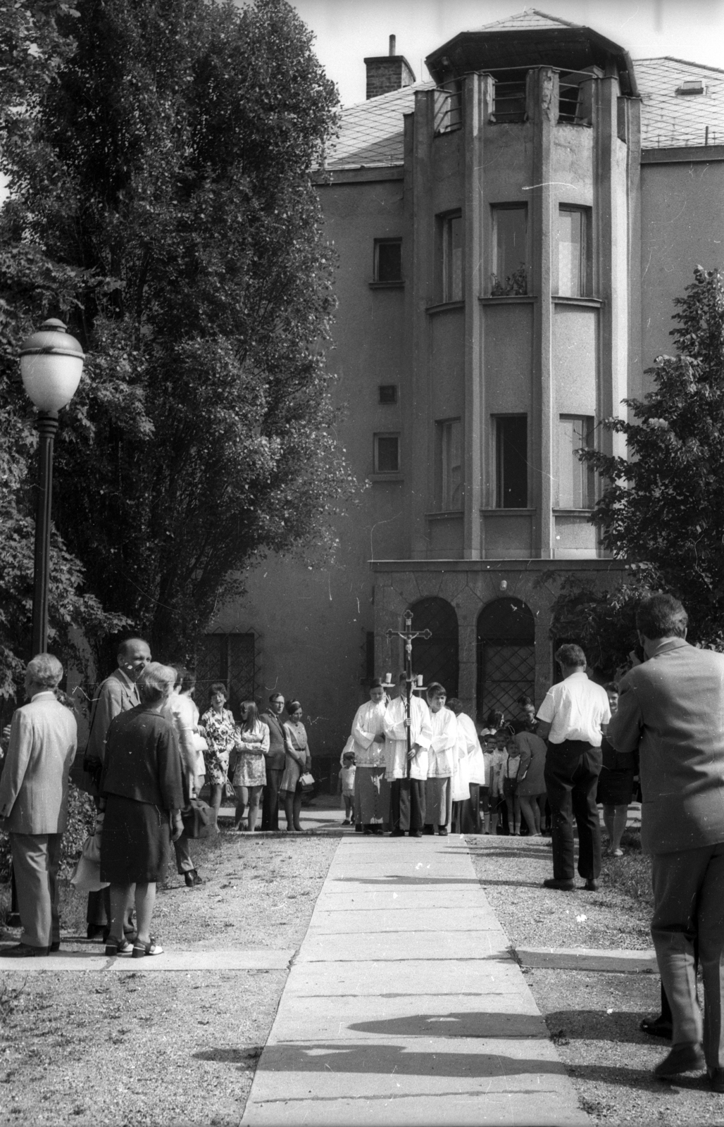 Magyarország, Budapest XII., a felvétel az Apor Vilmos (Lékai János) téren a Felső-Krisztinavárosi Keresztelő Szent János-templom mellett készült, elsőáldozók a plébánia épülete előtt., 1973, Ebner, Budapest, Fortepan #151823