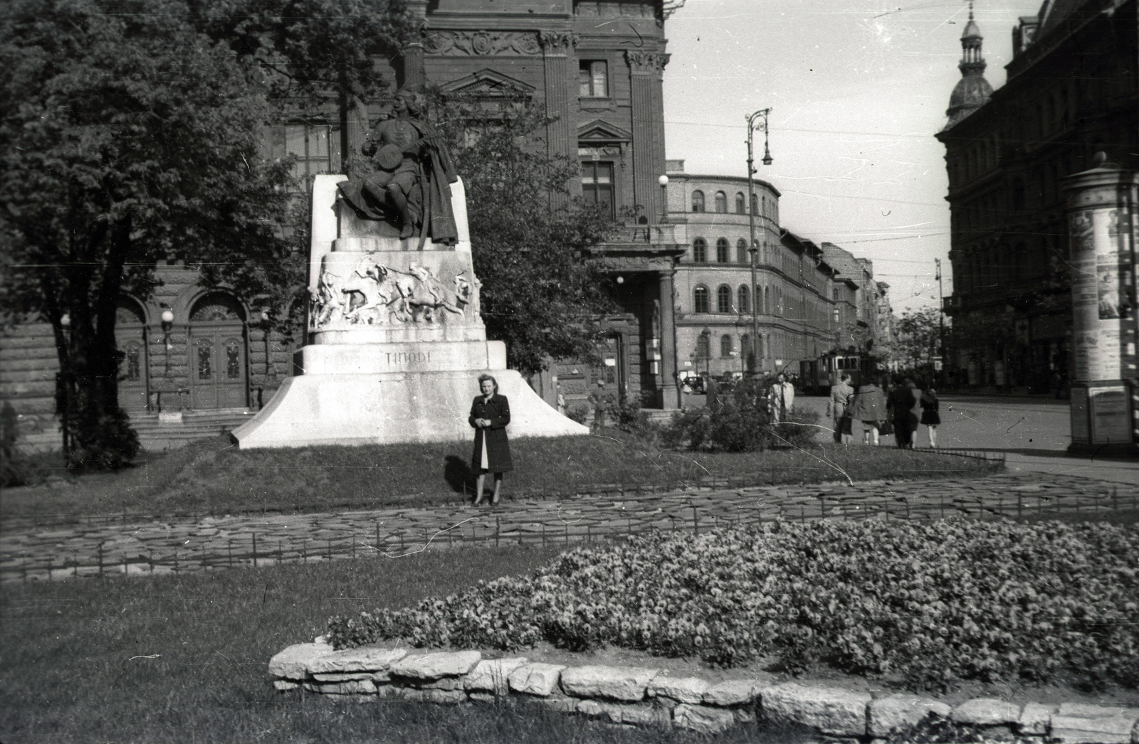 Hungary, Budapest VIII., Blaha Lujza tér, Tinódi Lantos Sebestyén szobra (Bezerédi Gyula, 1907.), mögötte a Nemzeti Színház, háttérben a Népszínház utca., 1938, Ebner, monument, Budapest, Sebestyén Tinódi Lantos-portrayal, Gyula Bezerédi-design, Fortepan #151826