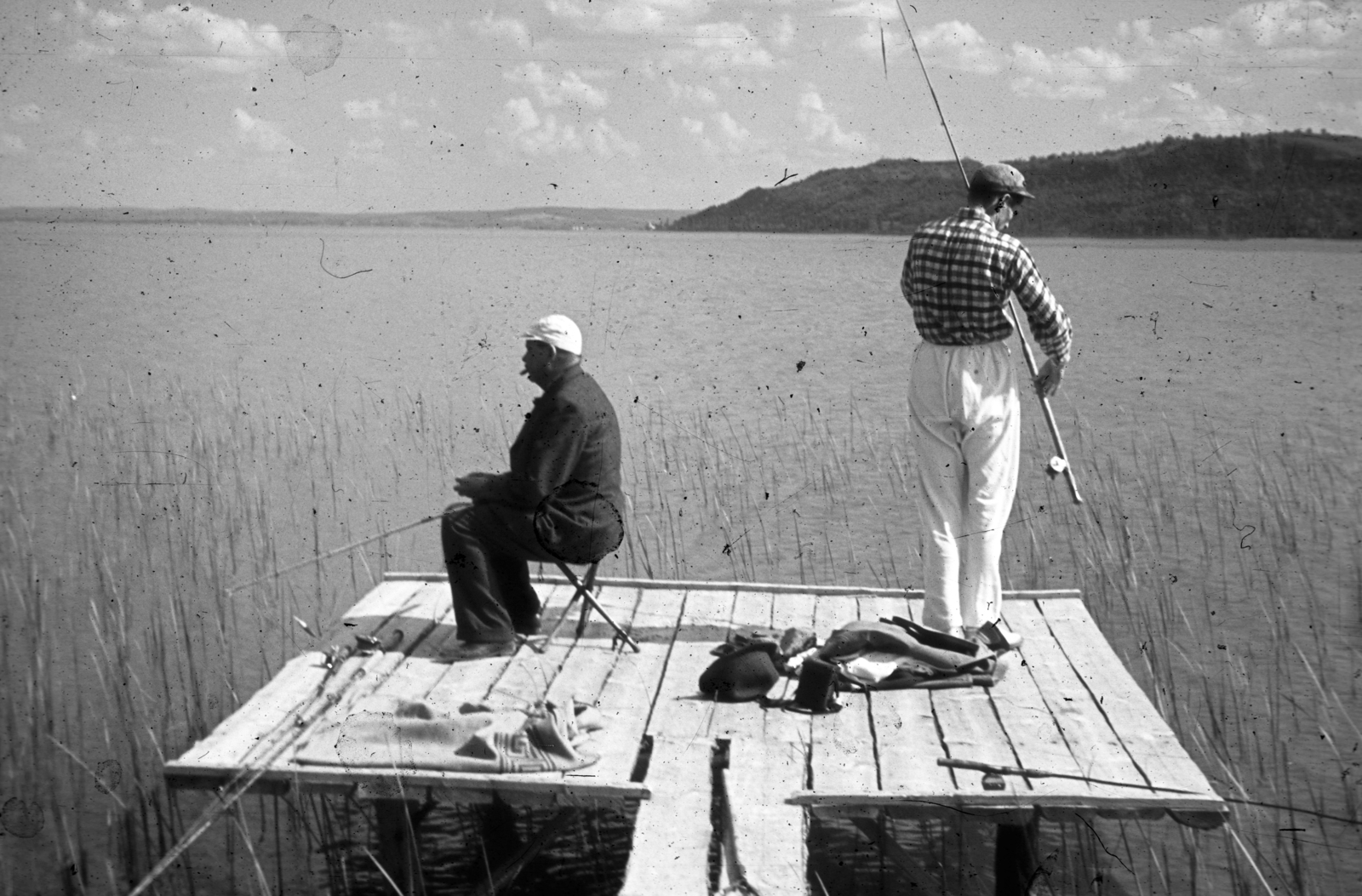 Hungary, Balatonfüred, jobbra a Tihanyi-félsziget., 1939, Ebner, fishing, pier, back, Fortepan #151835