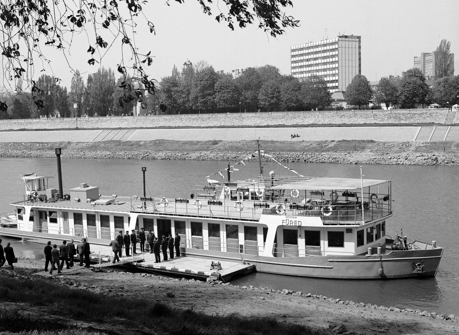Hungary, Szolnok, Tiszaliget, Tisza-part, szemben a Táncsics Mihály utcai tízemeletes és a Vízügyi székház toronyépülete., 1976, Csíkos Ferenc, ship, Balatonfüred ship, Fortepan #151838