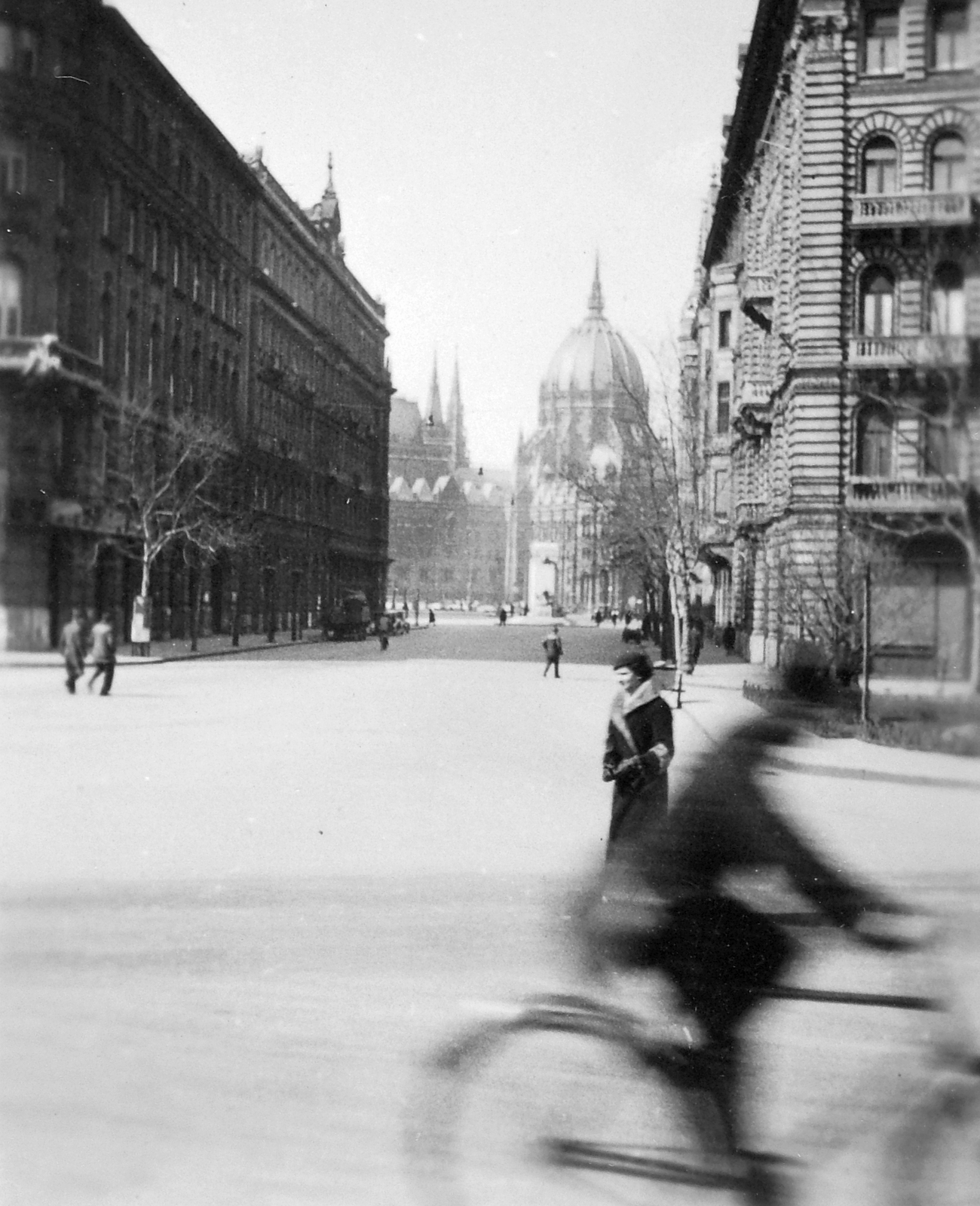 Magyarország, Budapest V., Szabadság tér, Vécsey utca, háttérben a Parlament., 1944, Saly Noémi, Steindl Imre-terv, országház, neogótika, eklektikus építészet, Budapest, kerékpár, Fortepan #15184