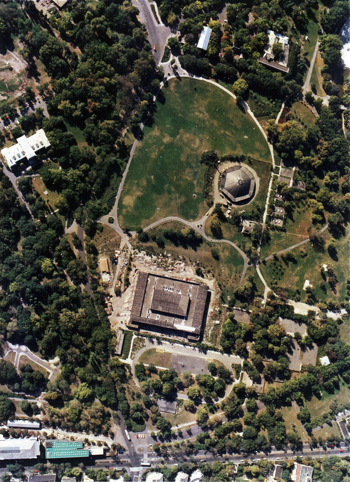 Hungary, Budapest XIV., légifotó, középen az egykori Iparcsarnok helyén a BNV kiállítási pavilonja (a későbbi Petőfi Csarnok) felette a korábbi Nehézipari pavilon. Balra lent a Hermina (Május 1.) út mellett a Közlekedési Múzeum épületének részlete látszik., 1984, Kecskés András, colorful, aerial photo, Budapest, Fortepan #151841