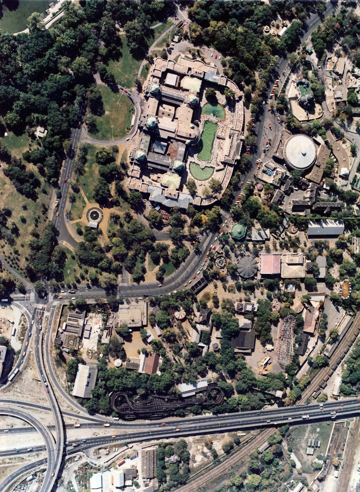 Hungary, Budapest XIV., légifotó a Széchenyi fürdő és a Vidámpark környékéről., 1984, Kecskés András, aerial photo, amusement park, Budapest, colorful, Fortepan #151842