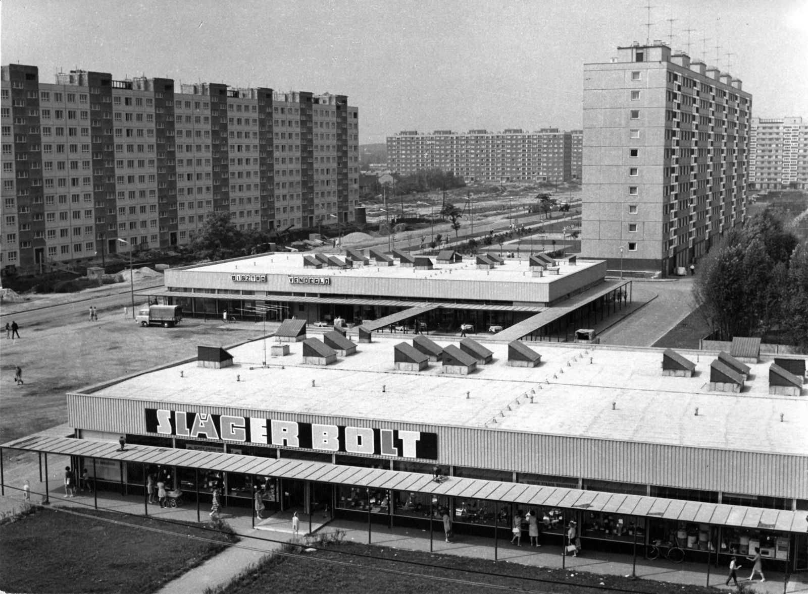 Hungary, Budapest XI., Fehérvári út - Etele (Szakasits Árpád) út találkozásánál lévő bevásárlóközpont. Távolban a Tétényi útnál álló sávházak., 1975, Kecskés András, blocks, Budapest, Kelenföld housing complex, Fortepan #151843