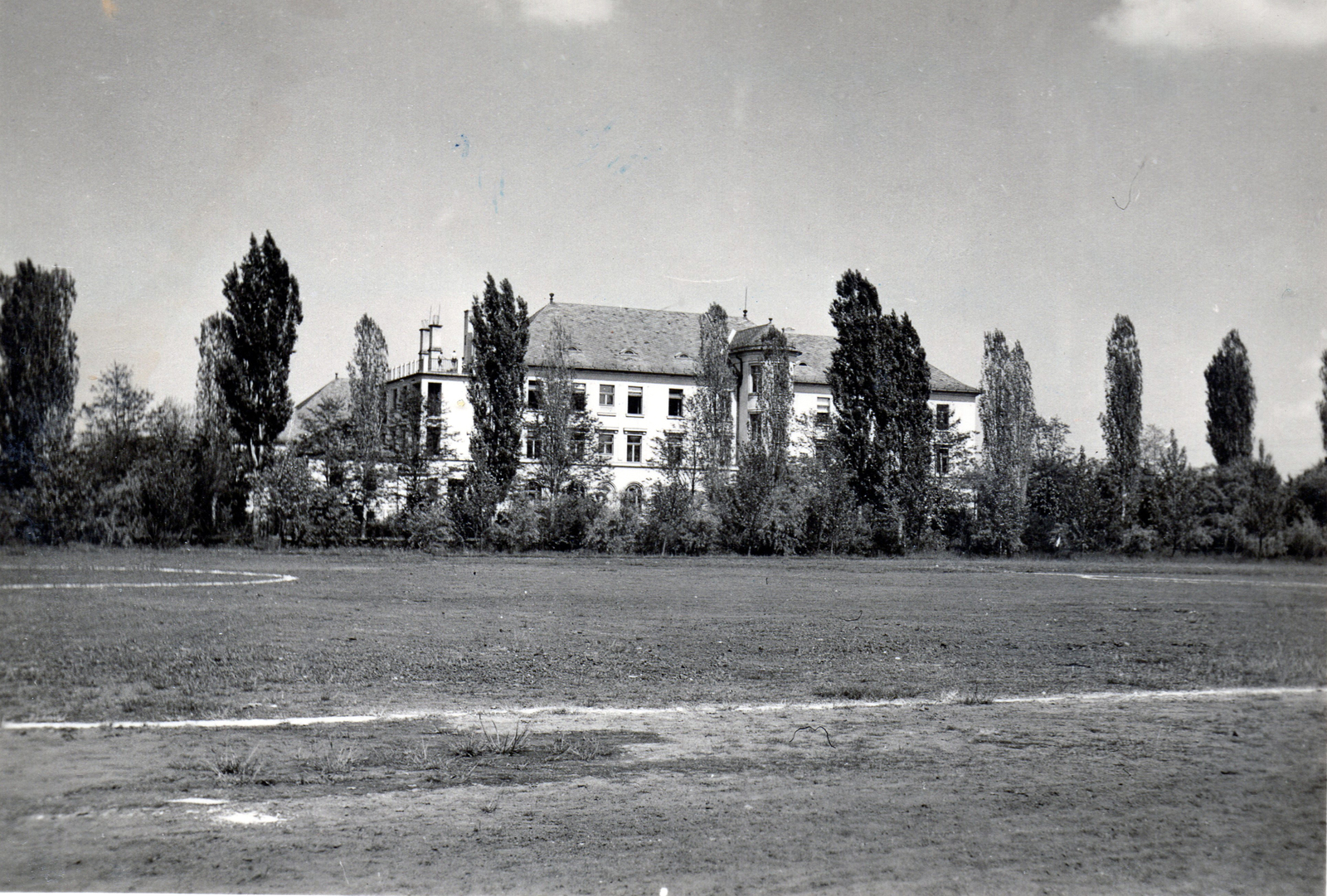 Magyarország, Jászberény, Magyar Királyi Tanítóképző Intézet (később Eszterházy Károly Egyetem Jászberényi Campus) a sportpálya felől nézve., 1942, Fabriczius Imre, Fortepan #151851