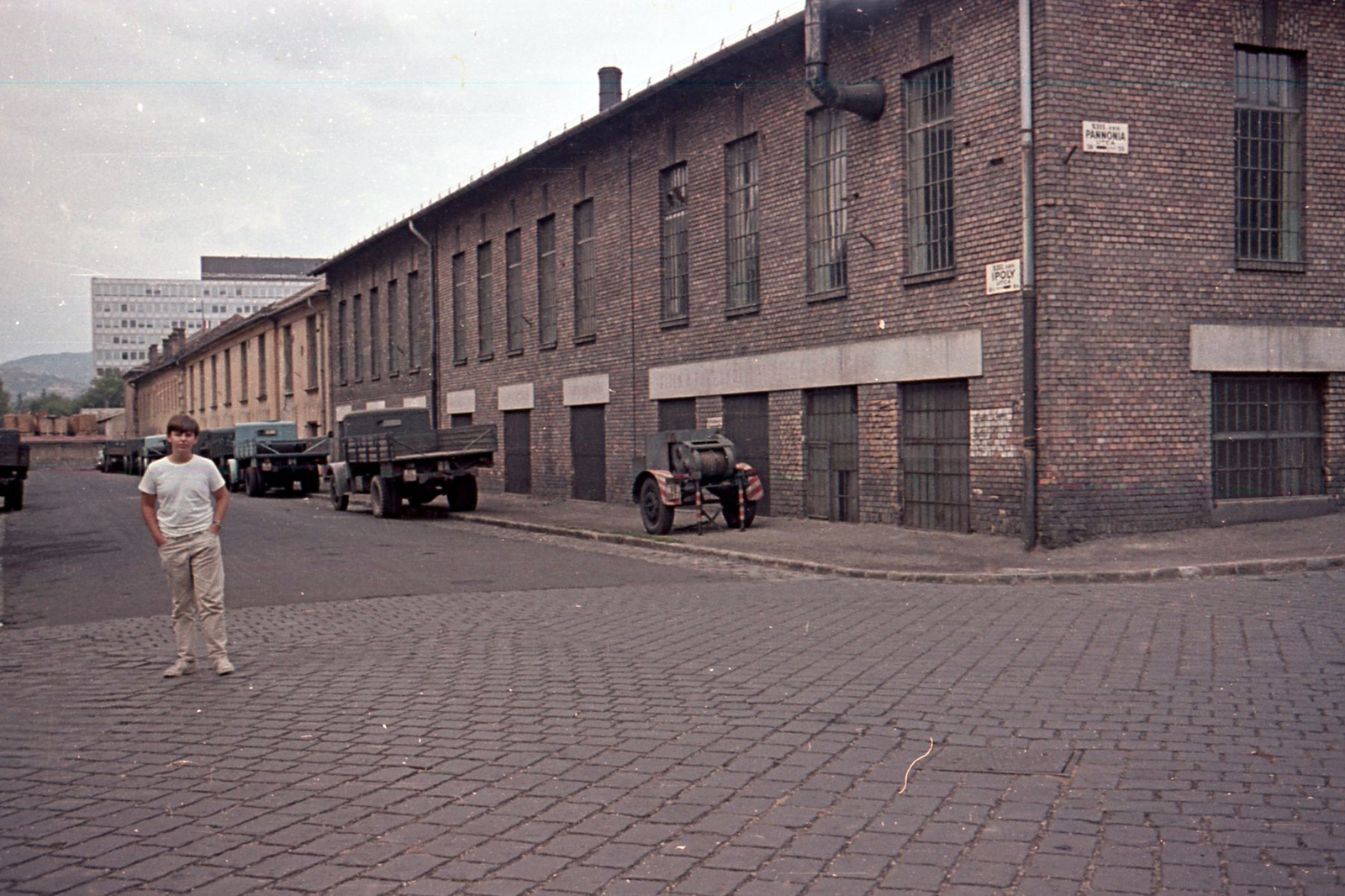 Hungary, Budapest XIII., Ipoly utca a Pannónia utca kerszteződéséből a Kárpát utca felé nézve, jobbra a Gyapjúmosó és Szövőgyár., 1968, Dunai László, Budapest, hands in pockets, Fortepan #151853