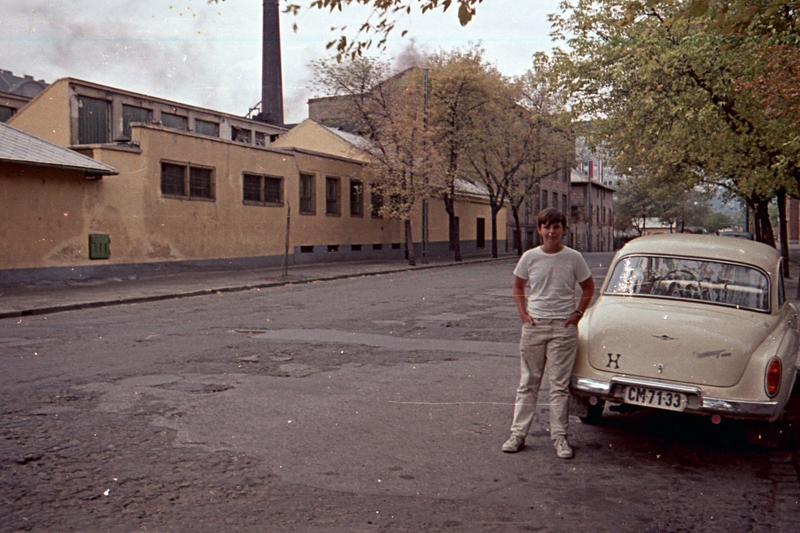 Hungary, Budapest XIII., Gogol utca a Pannónia utca felől a Kárpát utca felé nézve, az utca túloldalán a Gyapjúmosó és Szövőgyár., 1968, Dunai László, number plate, Budapest, country code sign, hands in pockets, Fortepan #151855
