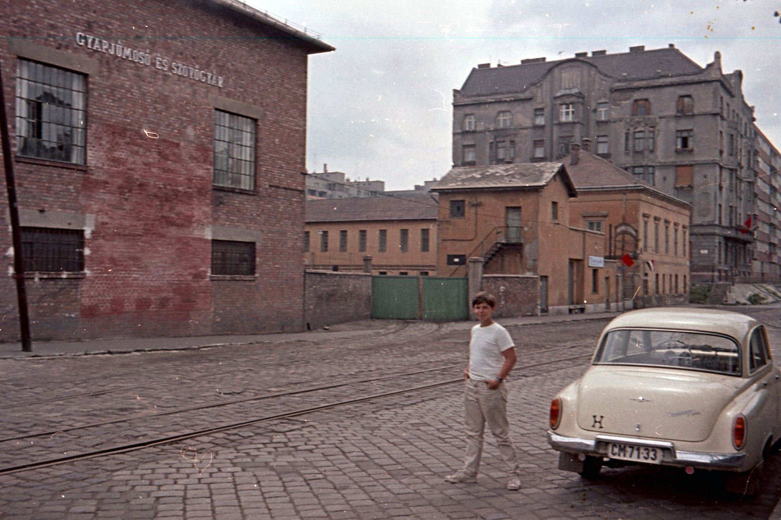 Hungary, Budapest XIII., Kárpát utca a Gogol utca felől az Ipoly utca felé nézve, balra a Gyapjúmosó és Szövőgyár., 1968, Dunai László, Wartburg-brand, number plate, Budapest, hands in pockets, Fortepan #151856