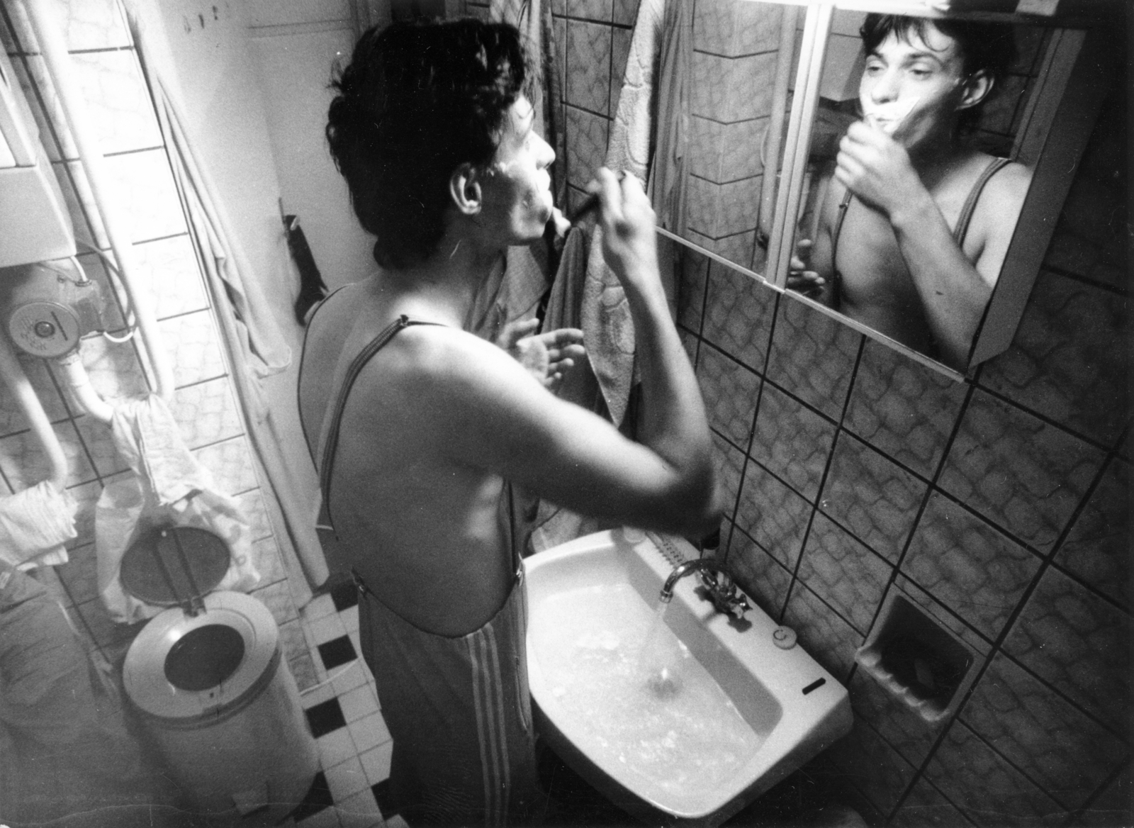 Hungary, Szigetváry Zsolt fotóriporter., 1989, Szigetváry Zsolt, bathroom, shaving, Best of, Fortepan #151907