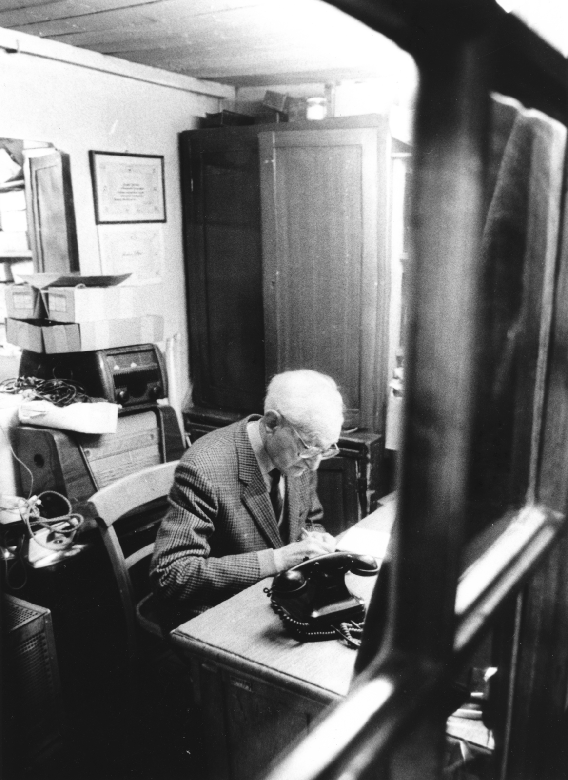 Hungary, Budapest IX., Mátyás utca 15., Haász Zoltán villanyszerelő kisiparos műhelye., 1989, Szigetváry Zsolt, telephone, radio, Budapest, tradie, Fortepan #151916