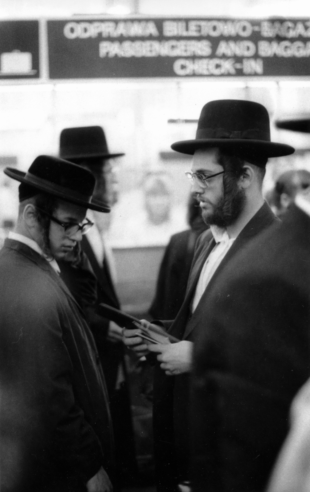 Lengyelország, Varsó, Varsó–Okęcie repülőtér (Port lotniczy Warszawa-Okęcie), ma Varsó-Chopin repülőtér (Lotnisko Chopina w Warszawie)., 1989, Szigetváry Zsolt, zsidóság, kalap, pajesz, ortodox zsidóság, Fortepan #151942