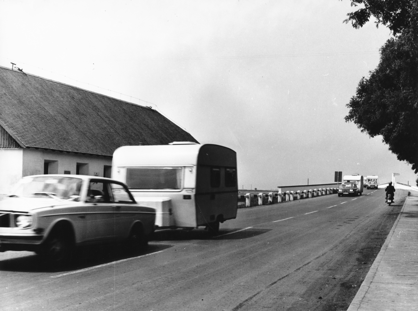 Hungary, Hortobágy, a Kilenclyukú híd és felhajtója a Hortobágyi Csárda felől nézve., 1975, Bencze László, Volvo-brand, caravan, Fortepan #151971