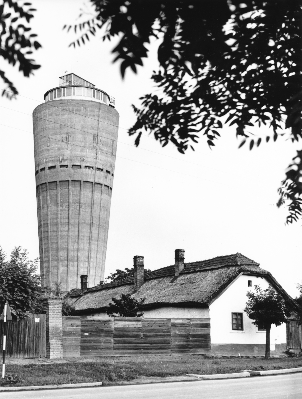 Hungary, Gyula, Dürer Albert utca, szemben a víztorony a Göndöcs-kertben., 1977, Bencze László, water tower, Fortepan #151978