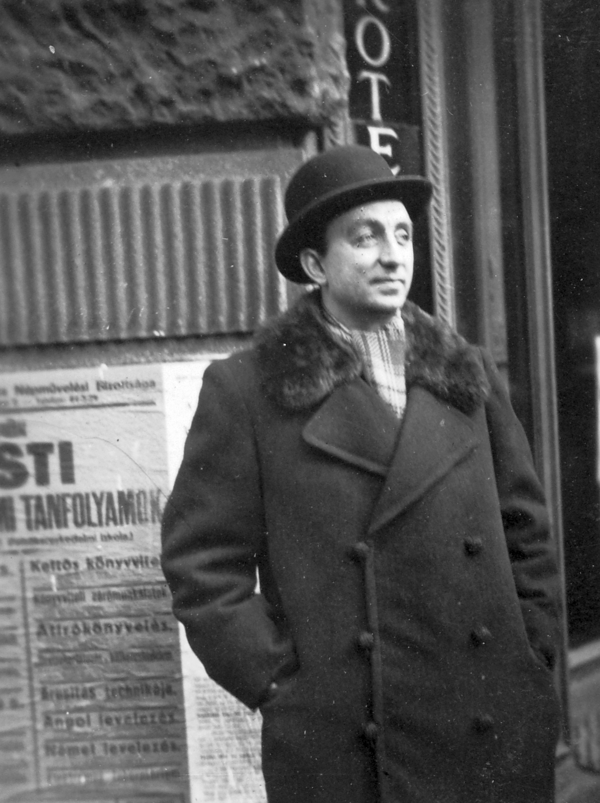Hungary, Budapest V., Váci utca 34., északi Klotild palota Kígyó utcai sarka., 1941, Saly Noémi, bowler hat, coat, Budapest, hands in pockets, double-breasted coat, Fortepan #15207