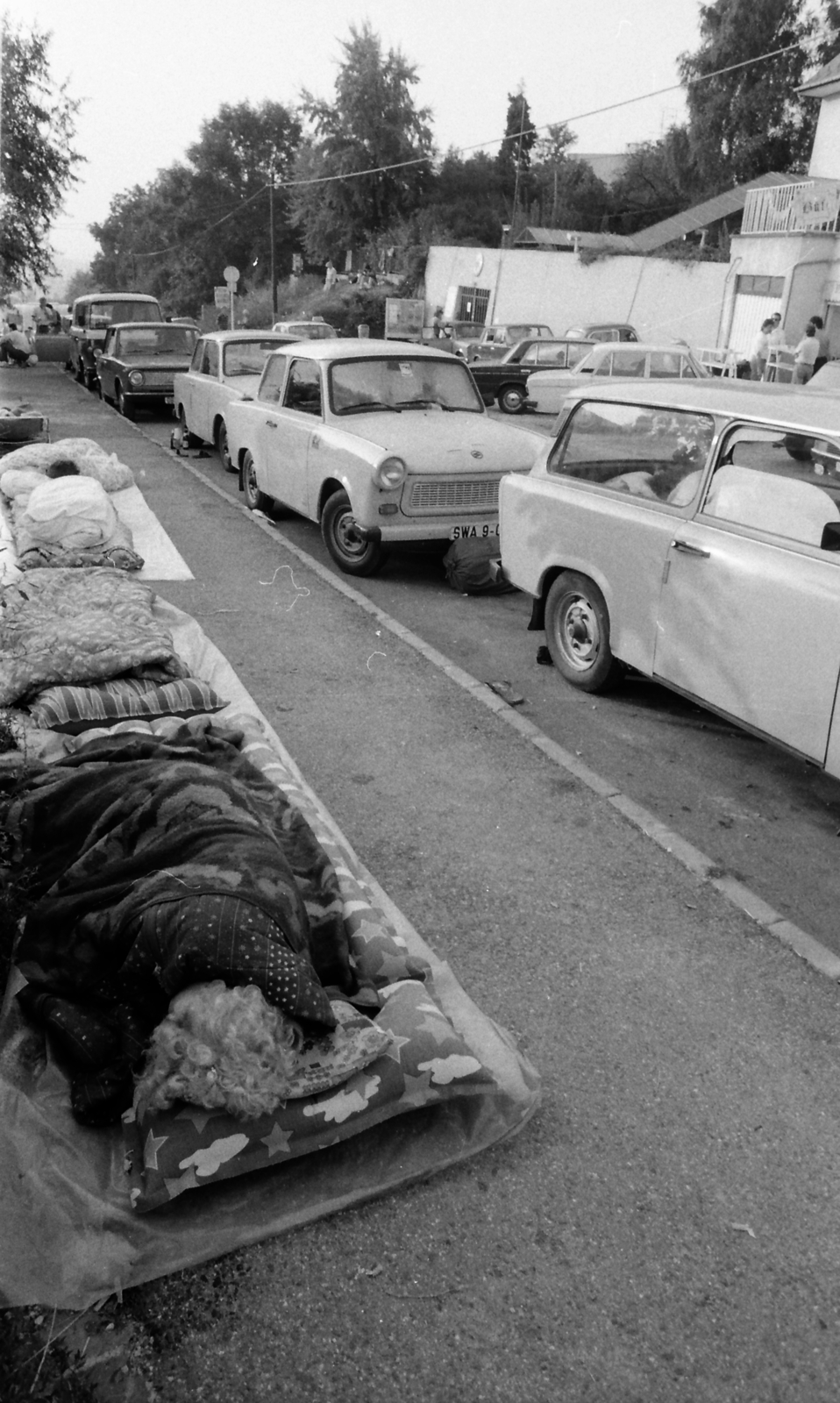 Magyarország, Budapest XII., Nógrádi utca, az NSZK Nagykövetségének Konzuli osztálya előtt NDK-s turisták várakoznak., 1989, Szigetváry Zsolt, Budapest, NDK menekültek, rendszerváltás, Fortepan #152087