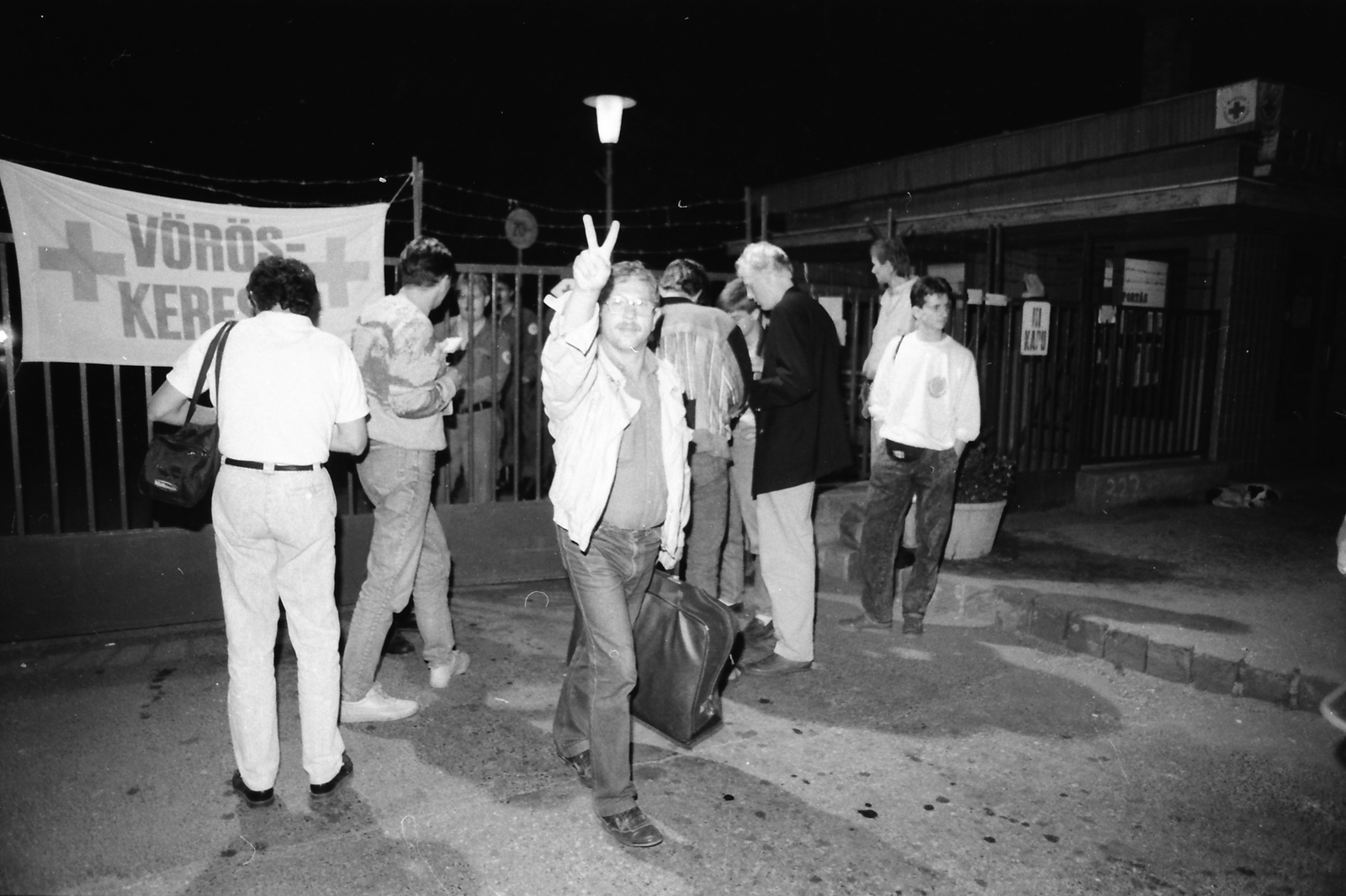 Magyarország, Budapest XII., Csillebérc (Úttörőváros) átmeneti Vöröskersztes tábor, a határnyitásnak örülő NDK-s turista., 1989, Szigetváry Zsolt, Budapest, NDK menekültek, rendszerváltás, Fortepan #152098