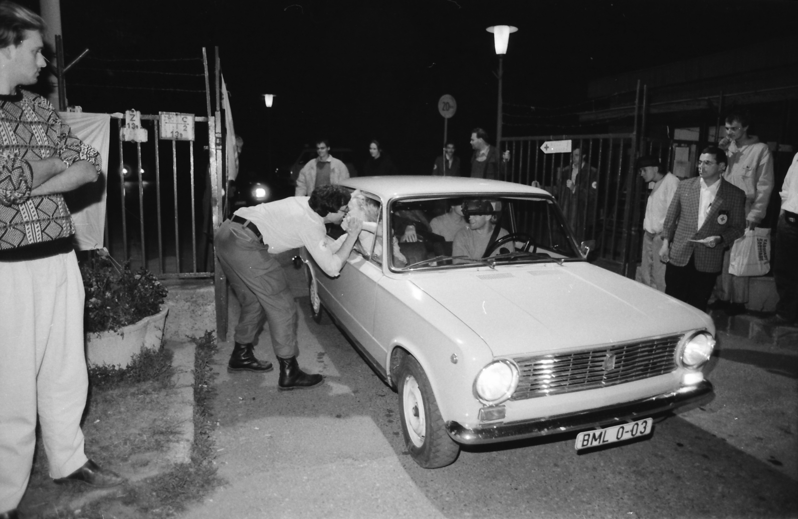 Magyarország, Budapest XII., Csillebérc (Úttörőváros) átmeneti Vöröskersztes tábor, a határnyitásnak örülő NDK-s turisták., 1989, Szigetváry Zsolt, Budapest, NDK menekültek, rendszerváltás, Fortepan #152099