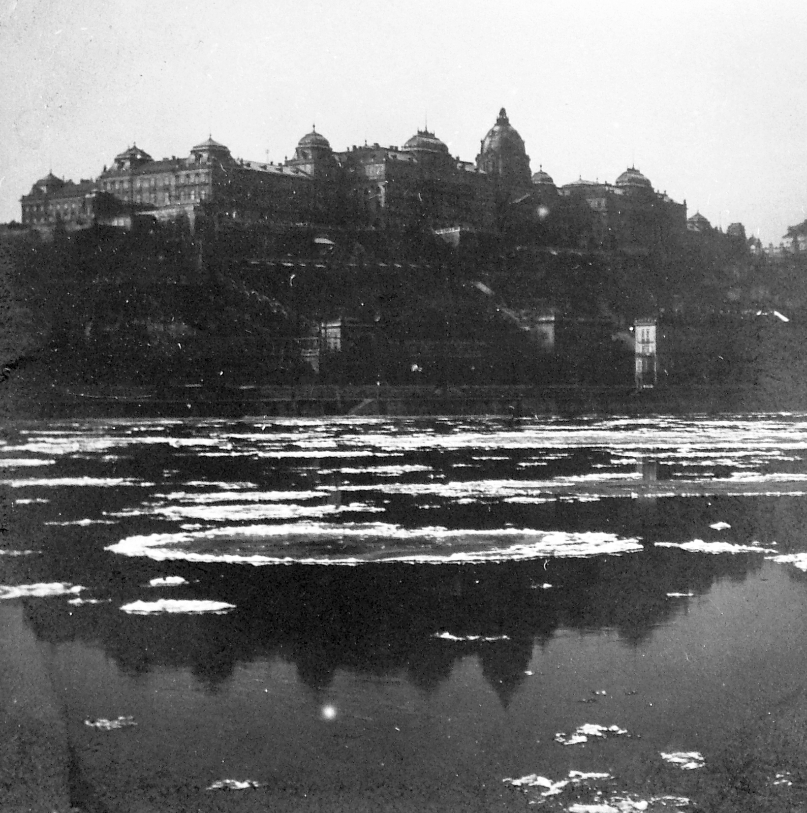 Magyarország, Budapest I., a zajló Duna és a Királyi Palota (később Budavári Palota) a pesti oldalról a Vigadó tér környékéről nézve., 1941, Saly Noémi, jégzajlás, Budapest, Fortepan #15216