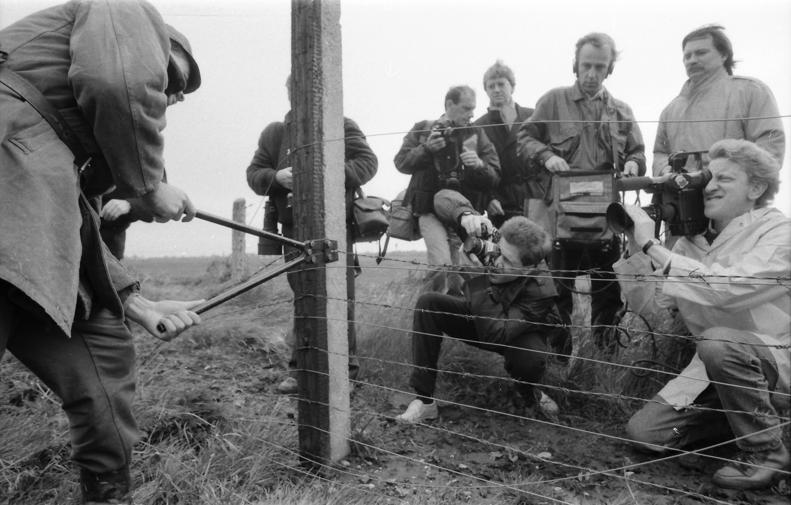 Magyarország, Hegyeshalom, a "vasfüggöny" lebontása a magyar-osztrák határon., 1989, Szigetváry Zsolt, szerszám, határőrség, vasfüggöny, drótkerítés, rendszerváltás, Fortepan #152160