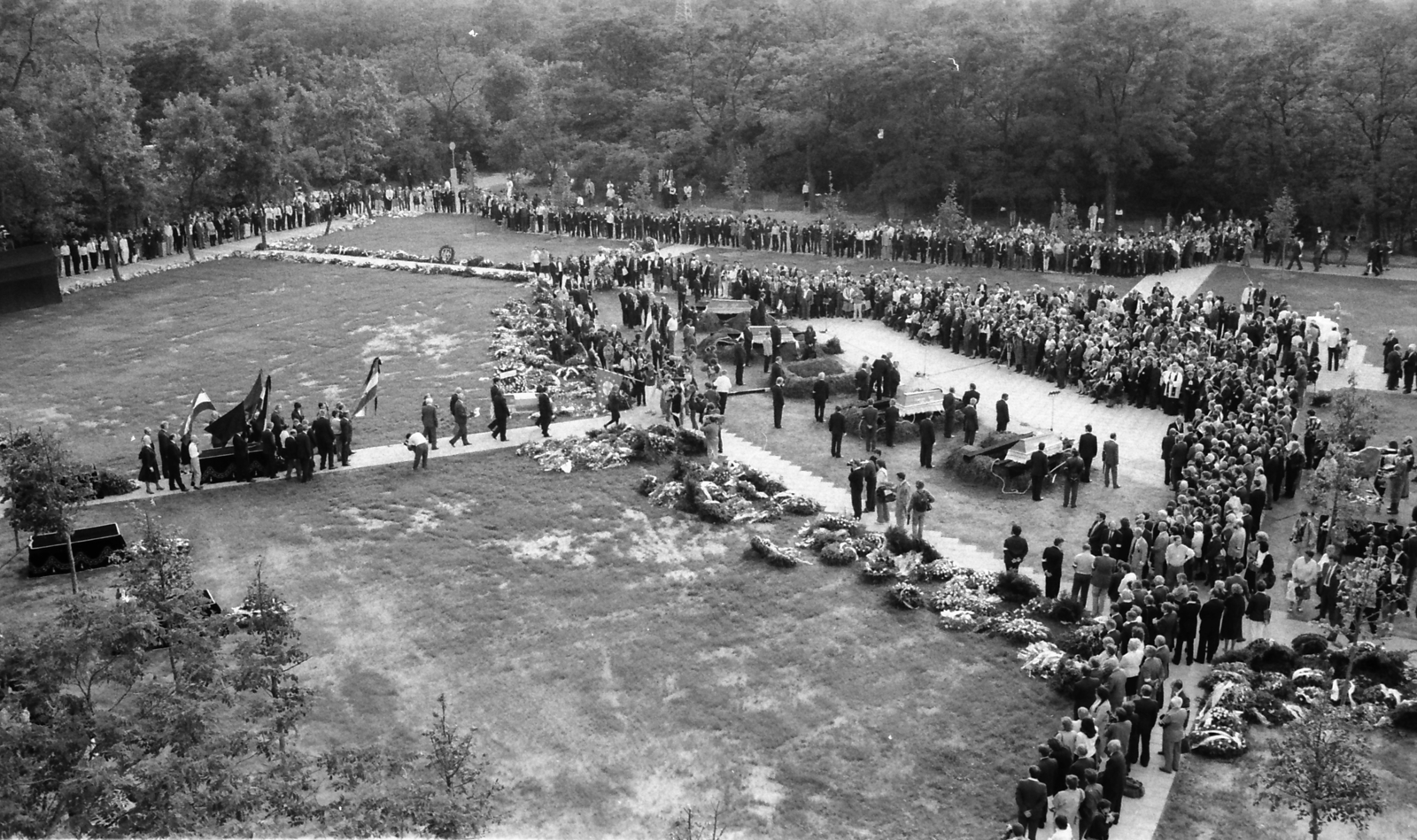 Magyarország, Budapest X., Új Köztemető, 301-es parcella 1989. június 16-án, az 56-os hősök újratemetésekor., 1989, Szigetváry Zsolt, Budapest, rendszerváltás, Fortepan #152185