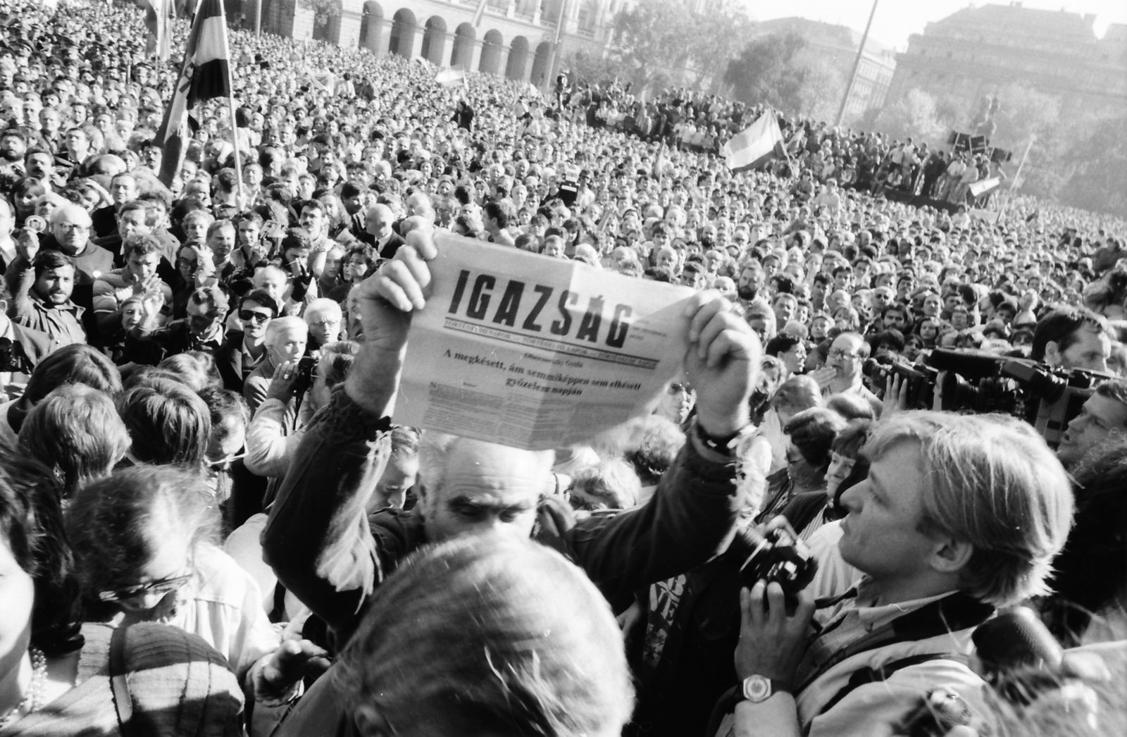 Magyarország, Budapest V., Kossuth Lajos tér, ünneplő tömeg 1989. október 23-án, a köztársaság kikiáltása alkalmával., 1989, Szigetváry Zsolt, Budapest, rendszerváltás, Fortepan #152209