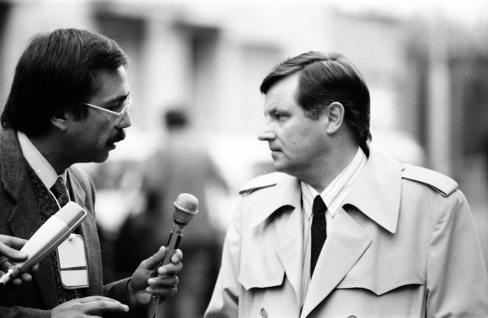 Hungary, Budapest I., Vérmező út - Logodi utca sarok. Jobbra Németh Miklós miniszterelnök. A felvétel 1990. március 25-én készült, a rendszerváltás utáni első szabad országgyűlési választások napján., 1990, Szigetváry Zsolt, Budapest, Fortepan #152261