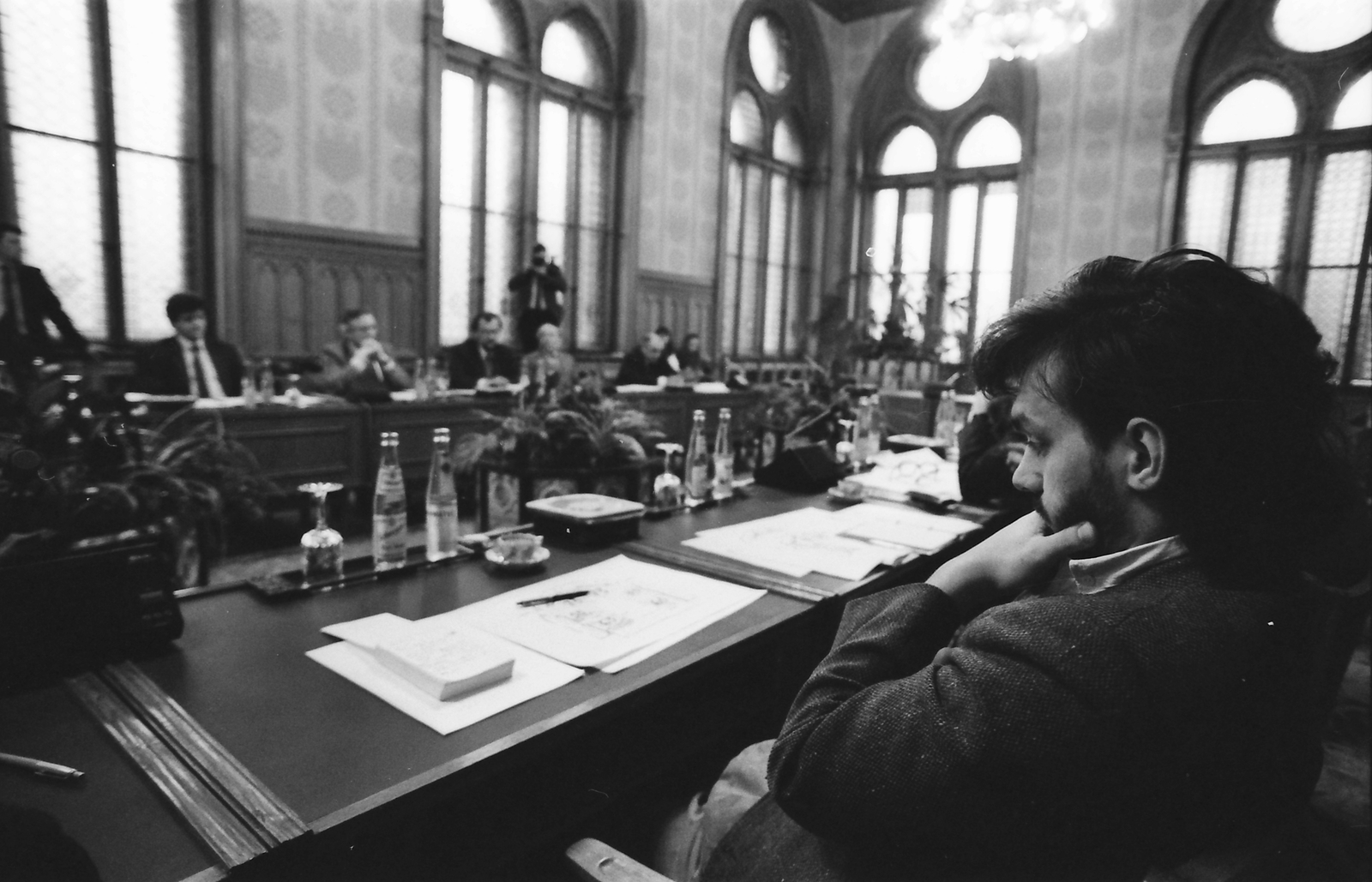 Hungary, Budapest V., Parlament, Orbán Viktor későbbi miniszterelnök az országgyűlés alakuló üléséről szóló megállapodás aláírásán 1990. április 28-án., 1990, Szigetváry Zsolt, Budapest, Fortepan #152285