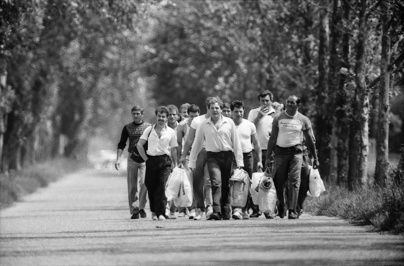 Hungary, Harta, az Állampusztai Börtön­ből és Fogházból az amnesztiatörvény hatálybalépése után szabadulók egy csoportja, 1990. június 18-án., 1990, Szigetváry Zsolt, Fortepan #152332