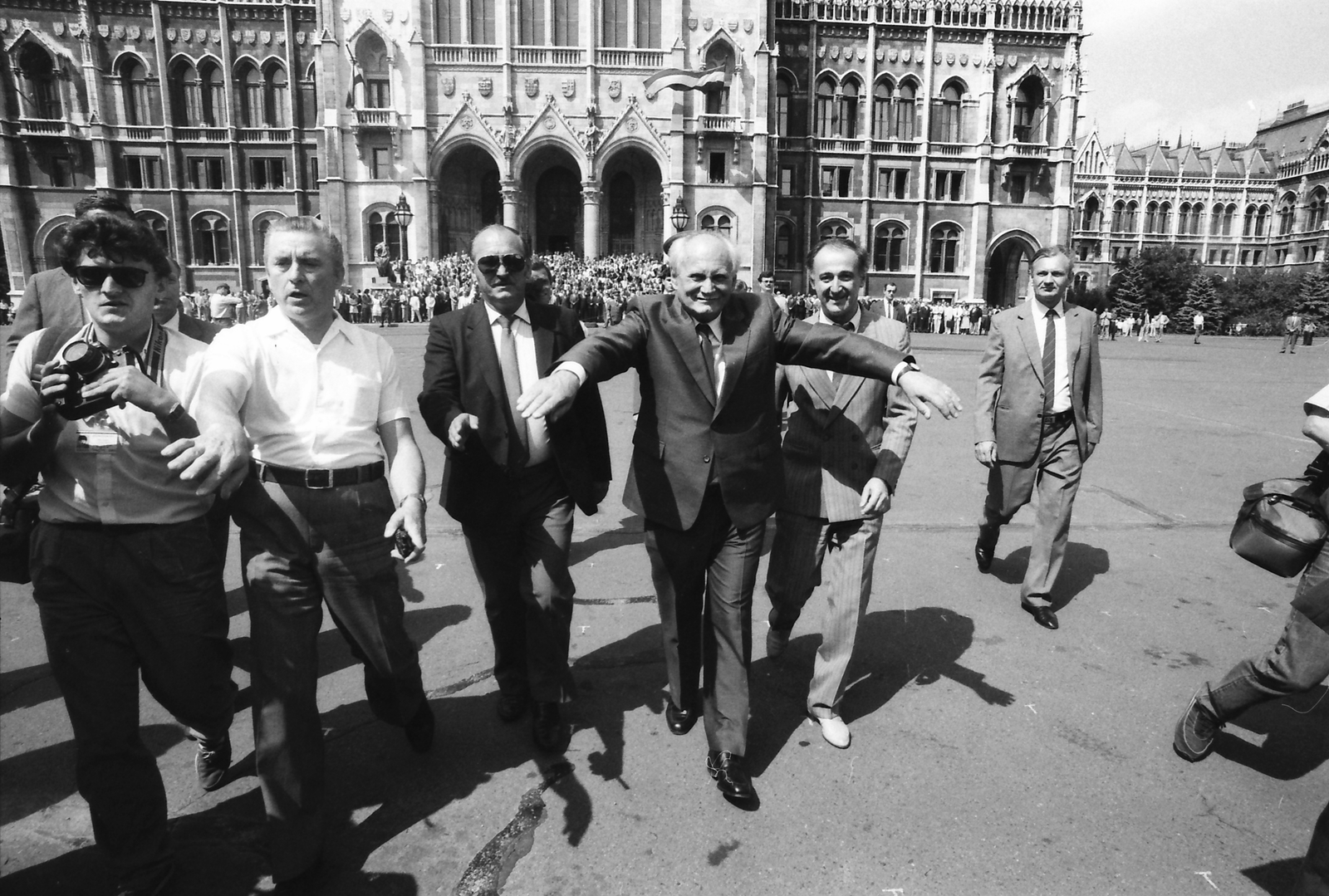 Hungary, Budapest V., Kossuth Lajos tér, háttérben a Parlament. Középen Göncz Árpád, köztársasági elnök megválasztása után. A felvétel 1990. augusztus 3-án készült., 1990, Szigetváry Zsolt, Budapest, Fortepan #152379