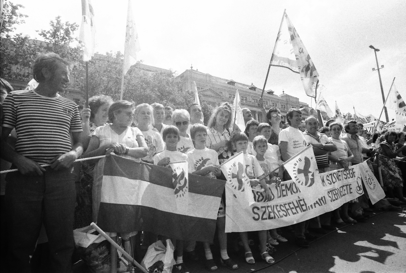 Hungary, Budapest V., Kossuth Lajos tér, háttérben a Földművelésügyi Minisztérium. Ünneplők Göncz Árpád köztársasági elnök megválasztása után. A felvétel 1990. augusztus 3-án készült., 1990, Szigetváry Zsolt, Budapest, Fortepan #152382