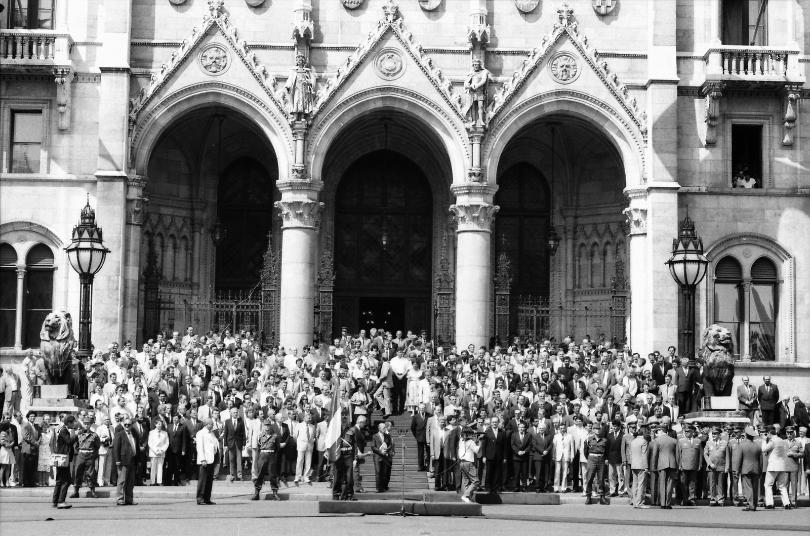 Hungary, Budapest V., Kossuth Lajos tér, ünneplők a Parlament lépcsőjén Göncz Árpád köztársaság elnök megválasztása után. A felvétel 1990. augusztus 3-án készült., 1990, Szigetváry Zsolt, Budapest, Fortepan #152384