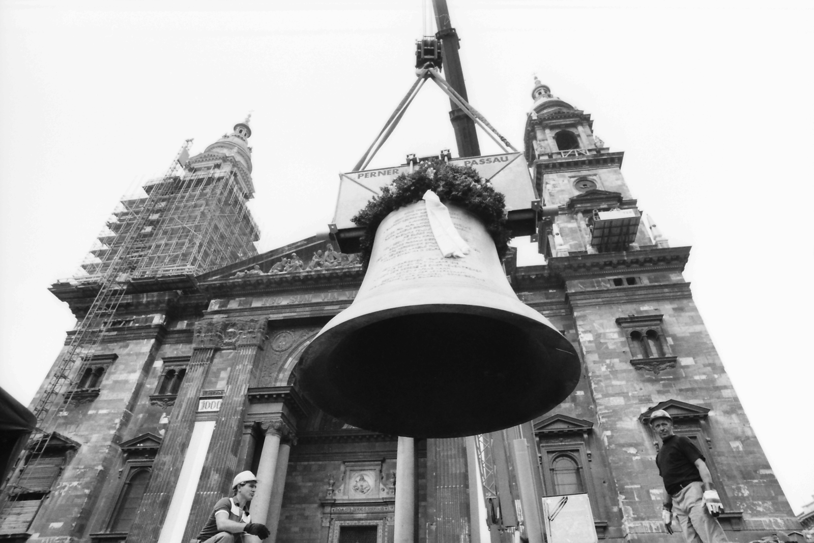 Hungary, Budapest V., Szent István tér, a felvétel a Bazilika Szent István harangjának Passauból történő megérkezésekor, 1990. augusztus 8-án készült., 1990, Szigetváry Zsolt, Budapest, bottom view, Fortepan #152389