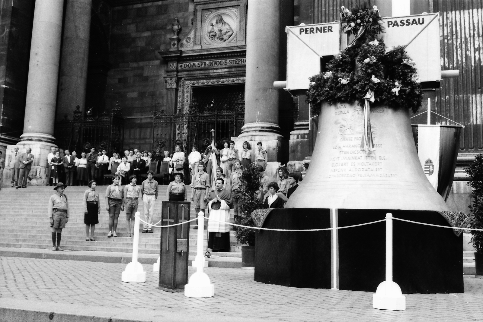 Hungary, Budapest V., Szent István tér, a felvétel a Bazilika Szent István harangjának Passauból történő megérkezésekor, 1990. augusztus 8-án készült., 1990, Szigetváry Zsolt, Budapest, Fortepan #152397