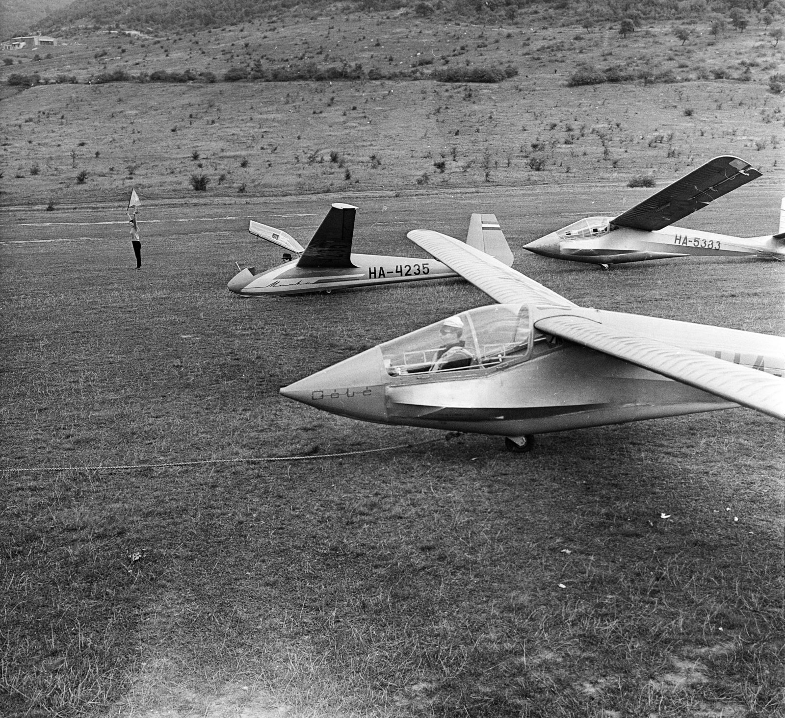 Hungary, Hármashatárhegy Airport, Budapest II., Rubik R-26 Góbé vitorlázó repülőgépek, a háttérben egy SZD-22C Mucha vitorlázó repülőgép látható., 1967, MHSZ, Hungarian brand, airplane, airport, Polish brand, sailplane, Budapest, Fortepan #15243