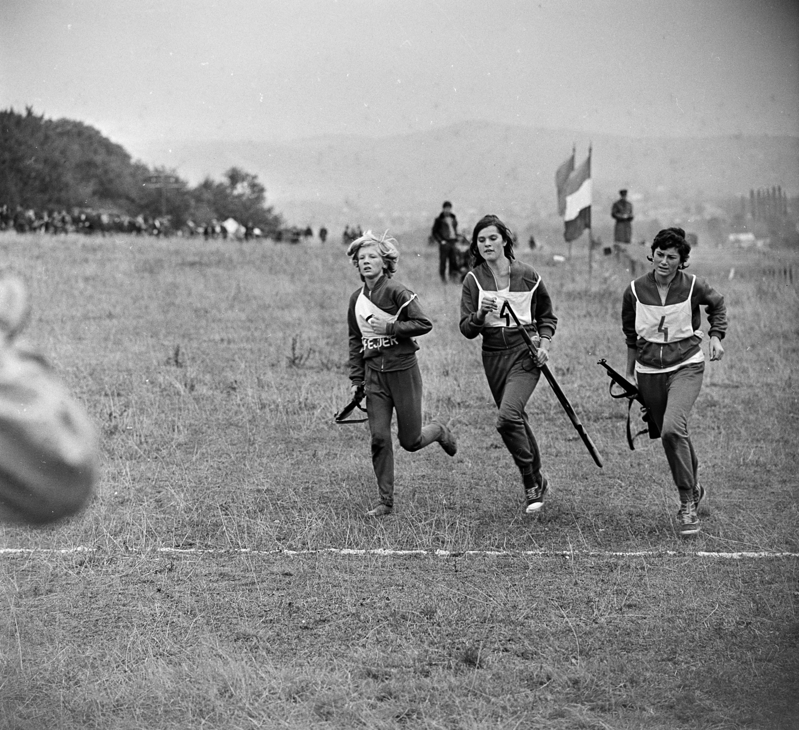 Hungary, Hármashatárhegy Airport, Budapest II., MHSZ futóverseny., 1966, MHSZ, airport, workout clothes, gun, Budapest, Fortepan #15246