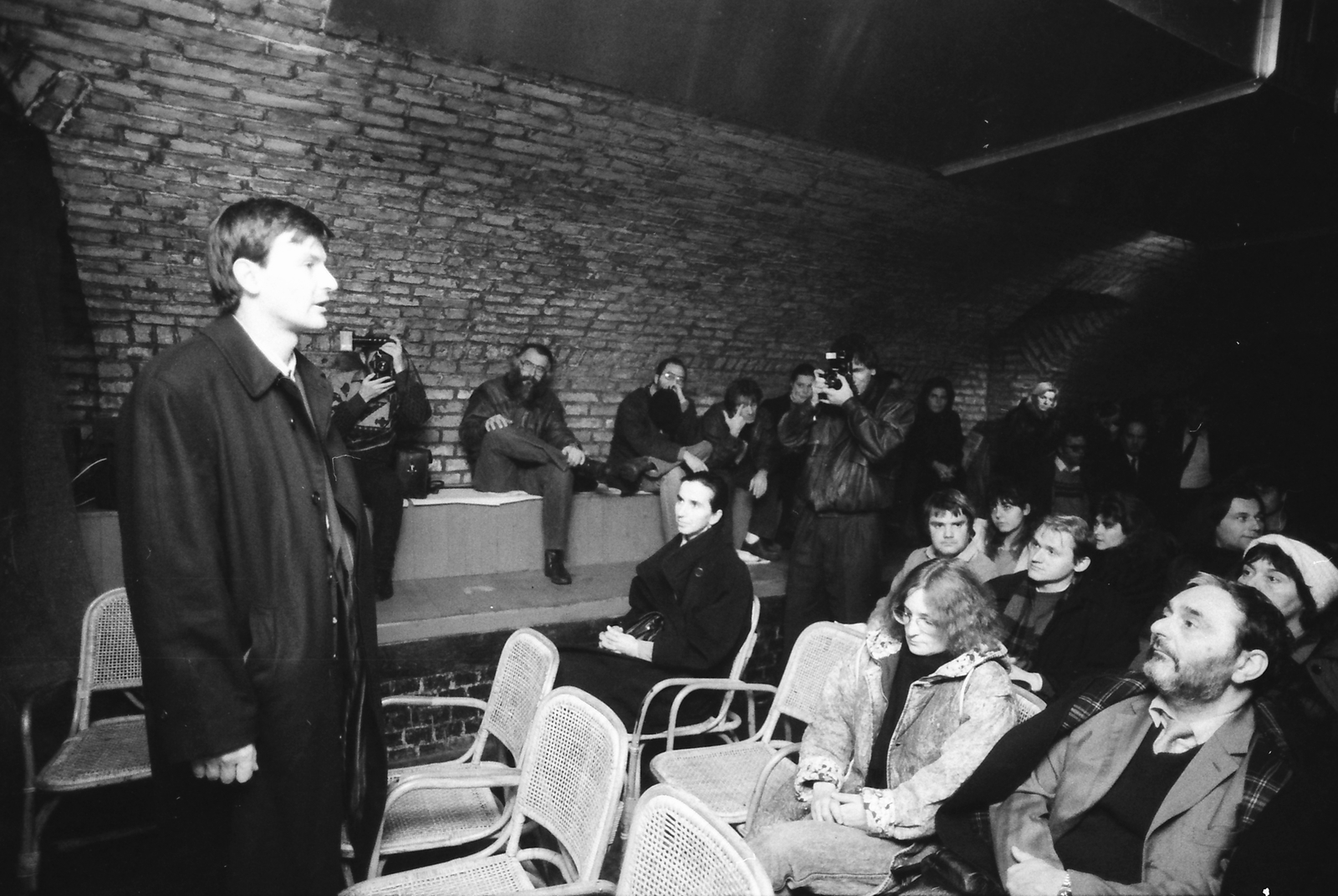 Hungary, Budapest VIII., Mikszáth Kálmán tér, a Tilos az Á underground szórakozóhely pincéje. Forgács Rezső író Ezra Pound-estje 1990. december 9-én. Bevezetőt Demszky Gábor főpolgármester mond., 1990, Szigetváry Zsolt, Budapest, Fortepan #152475