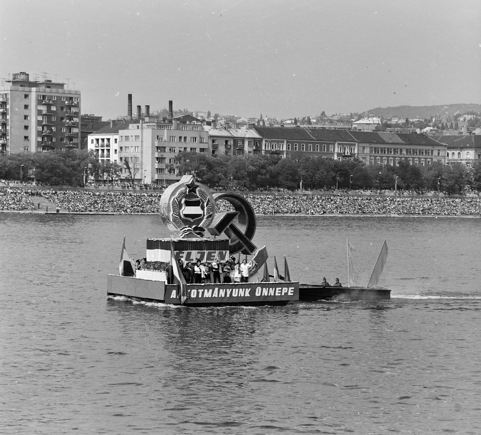 Hungary, Budapest II., Bem rakpart a Vitéz utcánál. Augusztus 20-i víziparádé., 1976, MHSZ, river, raft, crest, wharf, Budapest, Fortepan #15249