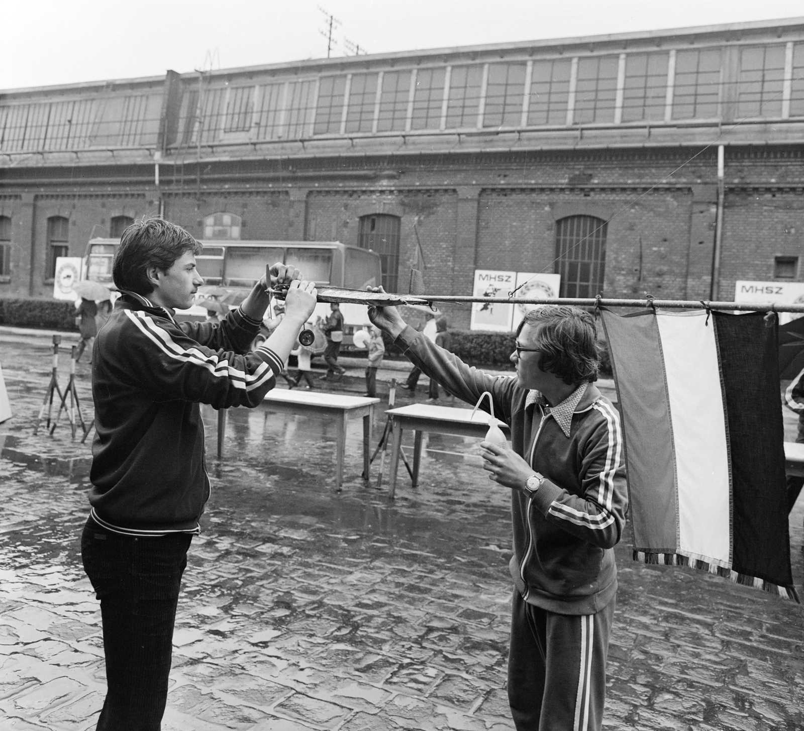 Hungary, Budapest XXI., Csepel Vas- és Fémművek, MHSZ Gyermeknap a Nemzetközi Gyermekév tiszteletére., 1979, MHSZ, flag, sweater, rain, Budapest, Fortepan #15250