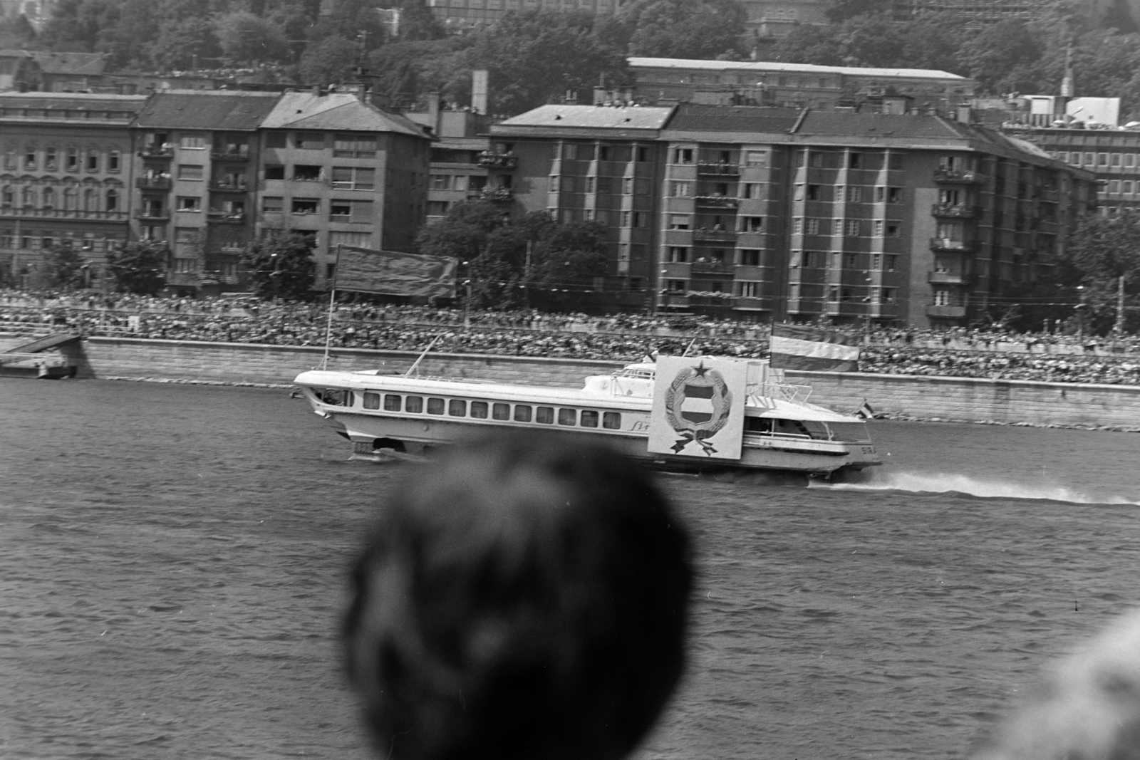 Hungary, Budapest, szemben a Bem rakpart, középen a Vám utca torkolata, augusztus 20-i víziparádé., 1981, MHSZ, crest, hydrofoil, national emblem, Kádár-crest, Fortepan #15255