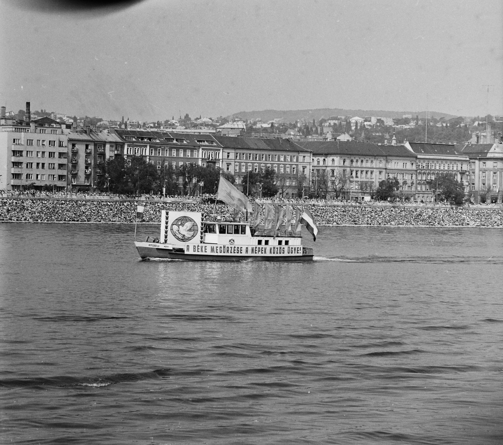 Magyarország, Budapest II., Bem rakpart, középen a Kacsa utca torkolata. Augusztus 20-i víziparádé., 1981, MHSZ, hajó, augusztus 20, Kitűző III. hajó, Budapest, Fortepan #15264