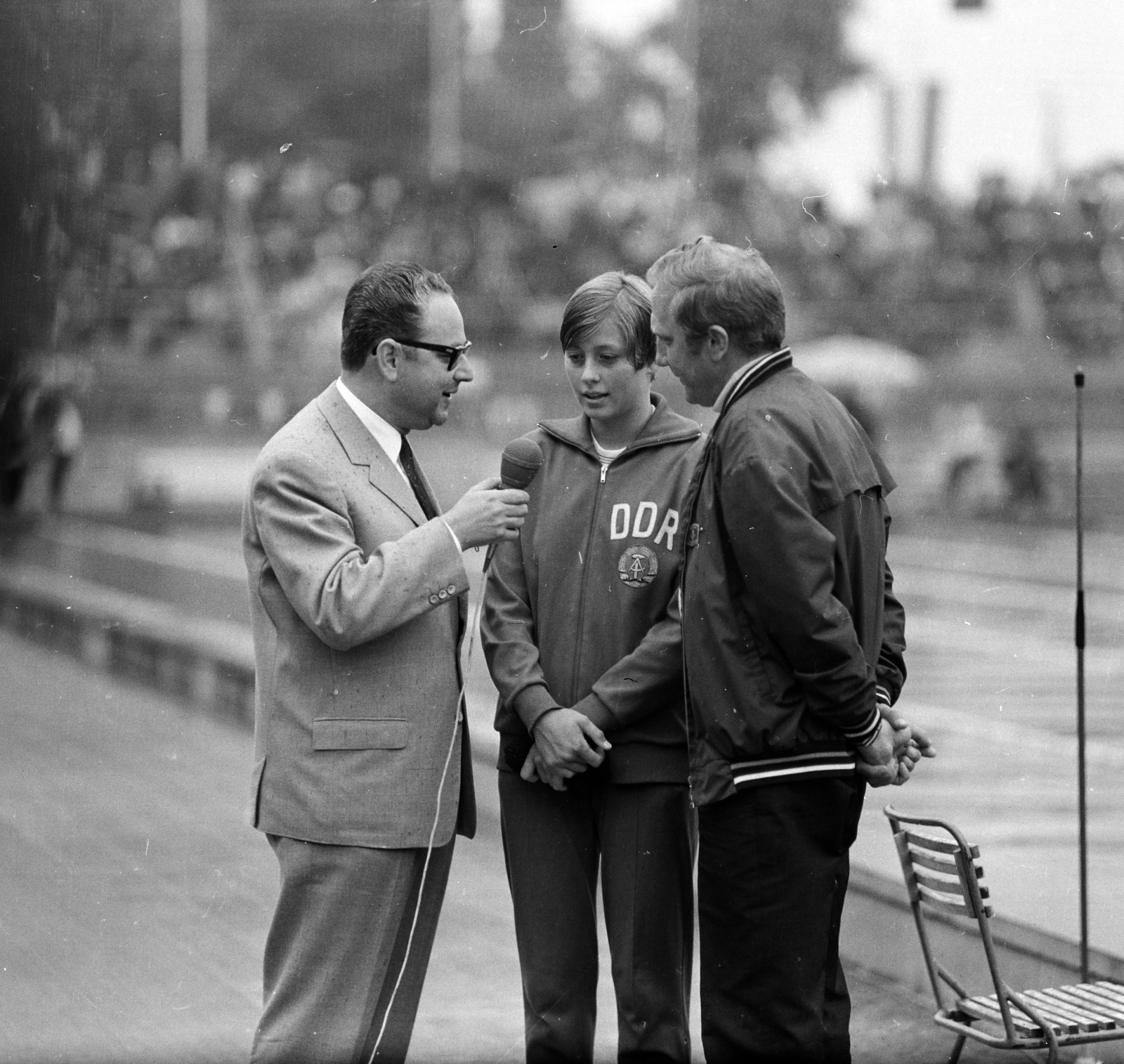 Hungary, Margit Islands, Budapest, Hajós Alfréd Nemzeti Sportuszoda, Európa Kupa úszóverseny. Szőnyi János sportriporter interjút készít Gabriele Wetzko NDK-s úszónővel., 1969, MHSZ, celebrity, swimming, microphone, GDR, reporter, Fortepan #15269