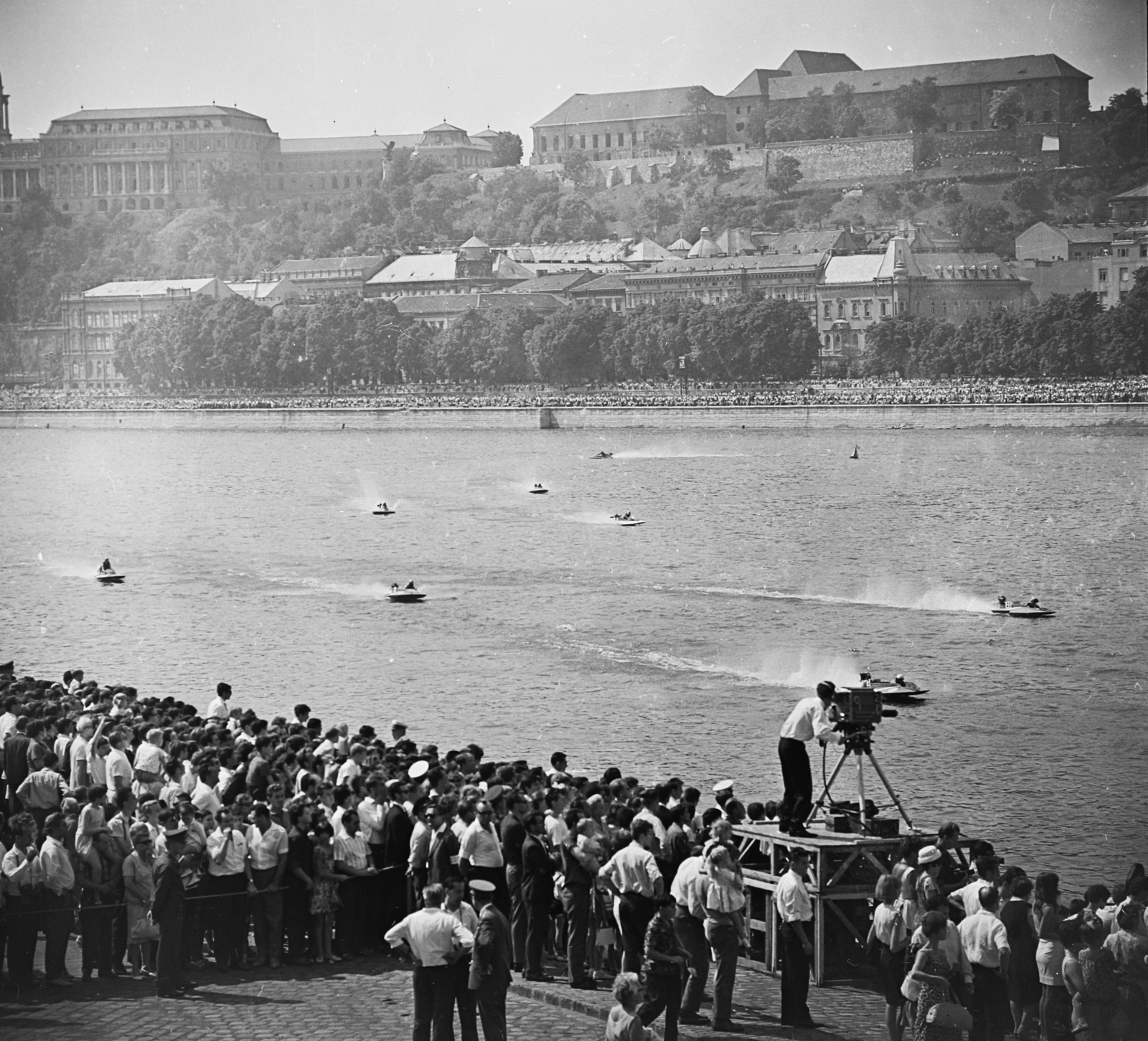 Hungary, Budapest V., augusztus 20-i víziparádét követő, motorcsónak verseny., 1980, MHSZ, competition, motorboat, television camera, Budapest, Fortepan #15279