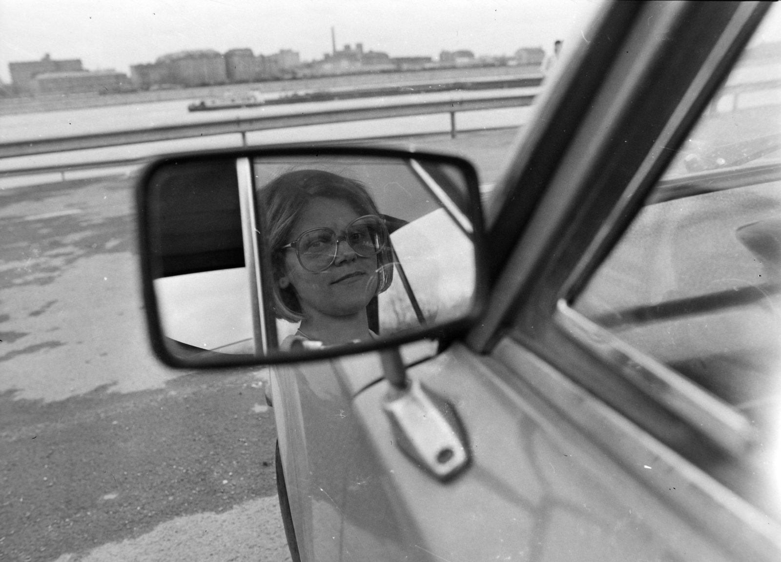 Hungary, Budapest XI., Lágymányos, szemben a Soroksári út épületei., 1985, MHSZ, railing, barge, mirror, reflection, Budapest, rear-view mirror, reflection, Fortepan #15280