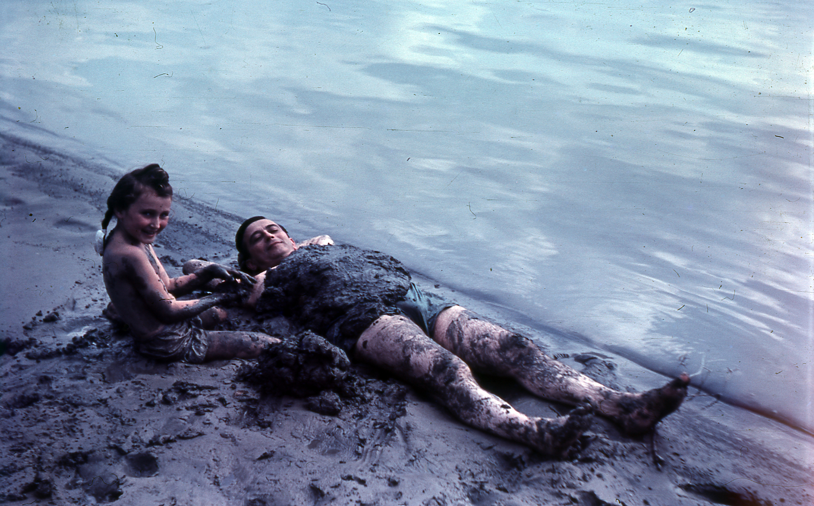 Romania, Constanța, Mamaia, tengerpart., 1955, Kocsis András, colorful, jesting, youth, relaxation, mud, Fortepan #152873