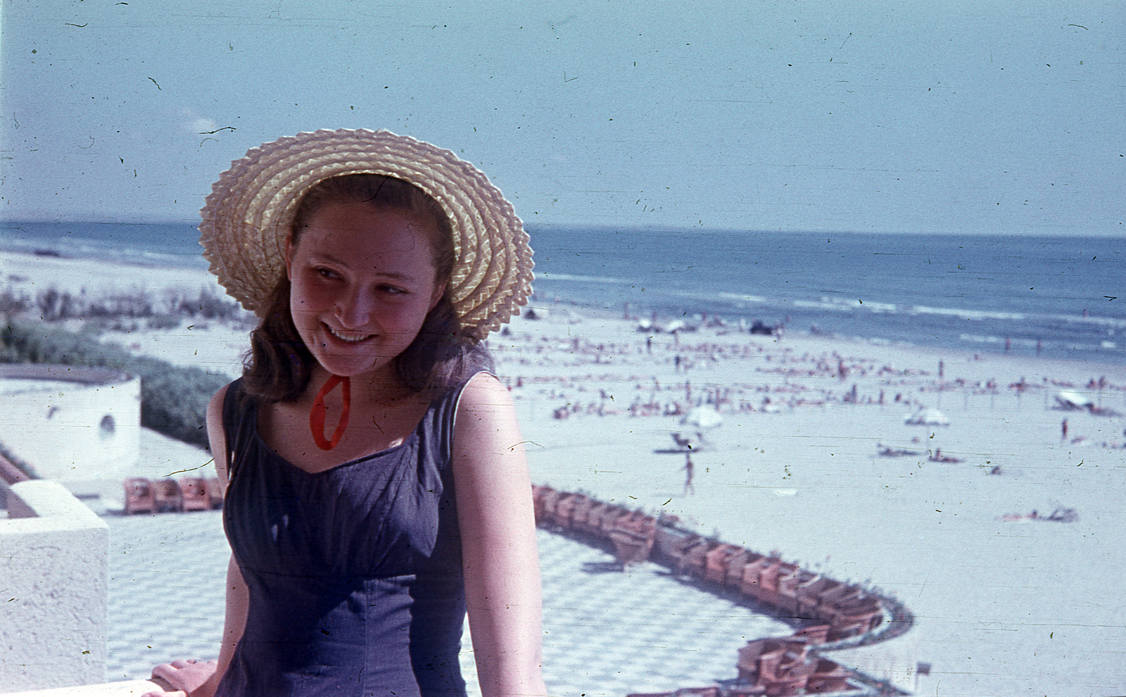 Romania, Constanța, Mamaia, kilátás a Május 1. üdülőből (eredetileg Hotel Rex, ma Grand Hotel Rex)., 1955, Kocsis András, hat, bathing suit, holiday, straw hat, ribbon, sea shore, Fortepan #152874