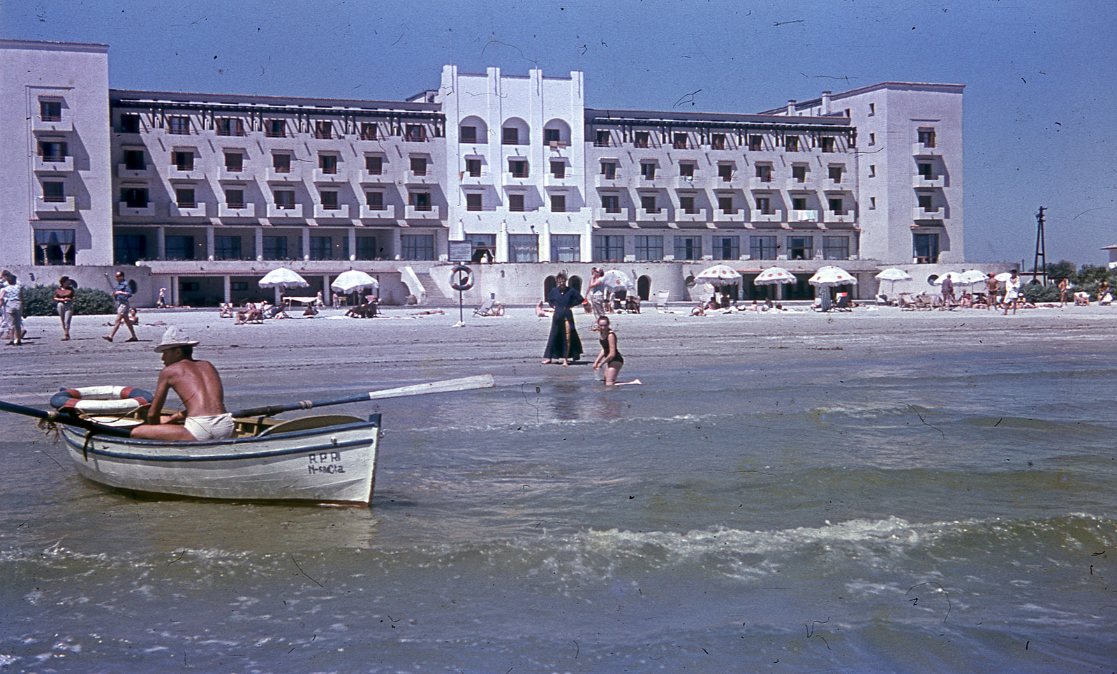 Romania, Constanța, Mamaia, Május 1. üdülő (eredetileg Hotel Rex, ma Grand Hotel Rex)., 1955, Kocsis András, colorful, hotel, boat, sunshades, sea shore, Fortepan #152877