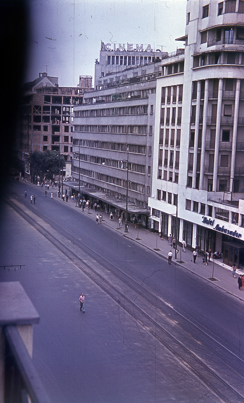Románia, Bukarest, a Bulevardul General Gheorghe Magheru a Hotel Lido-ból nézve., 1955, Kocsis András, színes, utcakép, építkezés, szálloda, Fortepan #152878